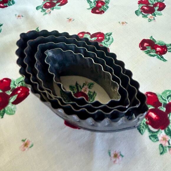 Vintage French 4 Piece Fluted Football Shaped Biscuit Cooke Cutters - Picture 3 of 16